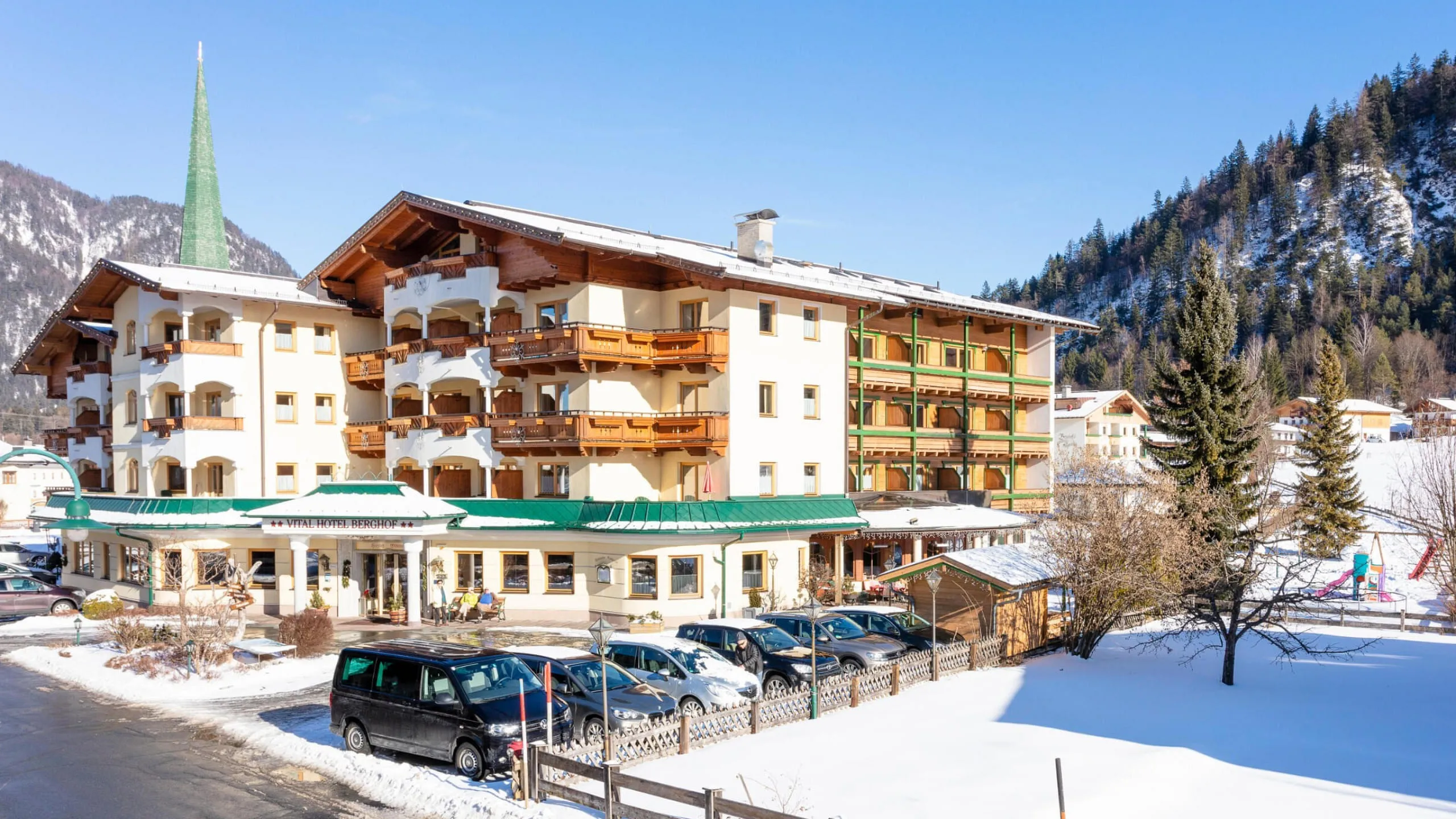 unser_berghof_erpfendorf_hotel_urlaub_kitzbueheler_alpen_winteransicht