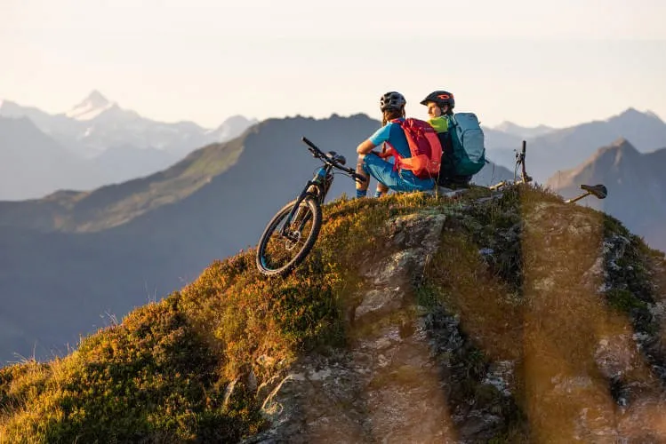 Mountainbiker-geniessen-die-Aussicht