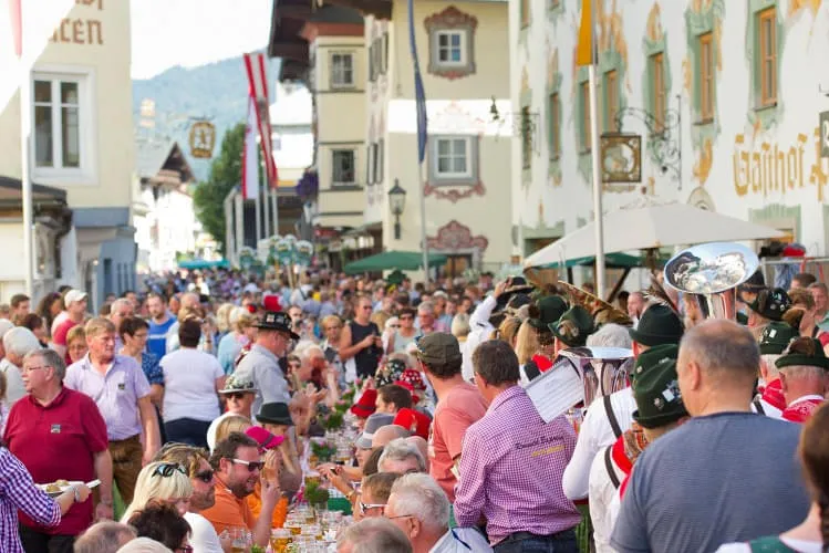 volle-strassen-beim-knoedelfest-in-st--johann-in-tirol
